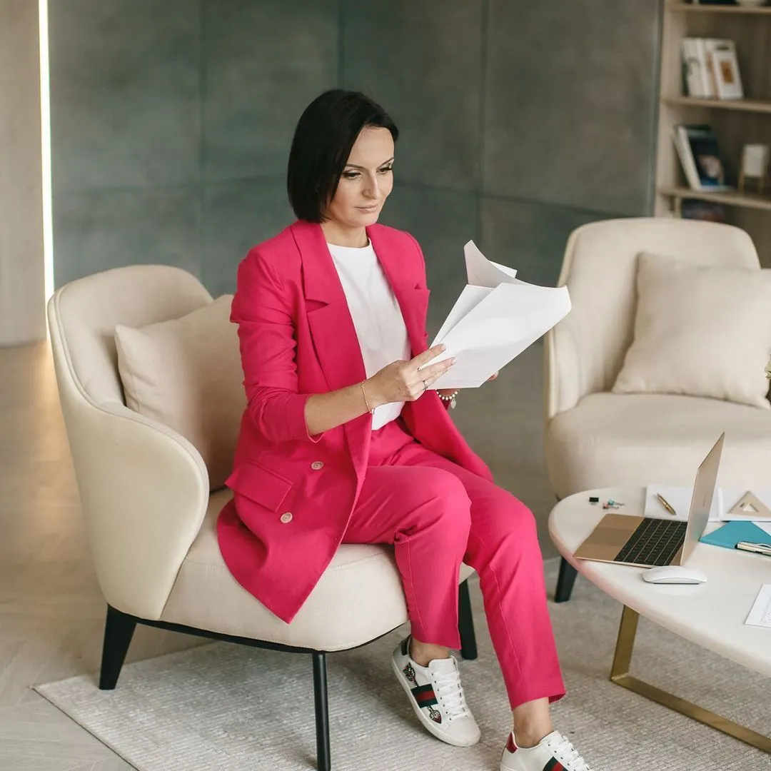 Doświadczony mentor prowadzący rozmowę